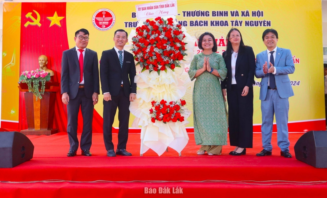 Phó Chủ tịch UBND tỉnh HYim Kđoh tặng hoa chúc mừng tập thể cán bộ, giáo viên và toàn thể học sinh, sinh viên toàn Trường Cao đẳng Bách khoa Tây Nguyên.