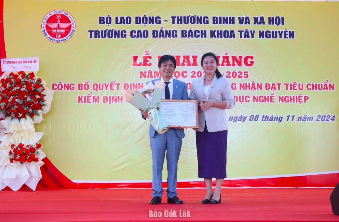 Bà Trần Thị Minh Lý, Trưởng Phòng Lao động việc làm và Giáo dục nghề nghiệp (Sở Lao động, Thương binh và Xã hội) trao giấy chứng nhận cơ sở đạt tiêu chuẩn kiểm định chất lượng giáo dục nghề nghiệp cho Trường Cao đẳng Bách khoa Tây Nguyên.