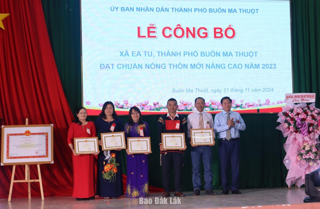 Phó Chủ tịch Thường trực UBND TP. Buôn Ma Thuột Phạm Tiến Hưng tặng giấy khen cho các tập thế.