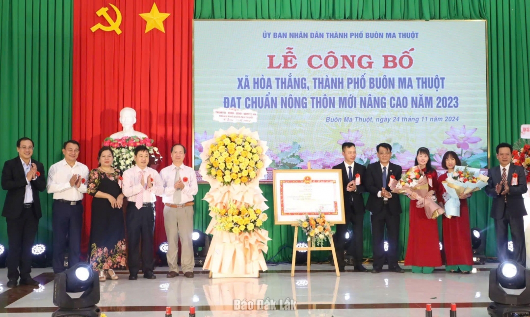 Lãnh đạo UBND TP. Buôn Ma Thuột tặng hoa chúc mừng xã Hòa Thắng.