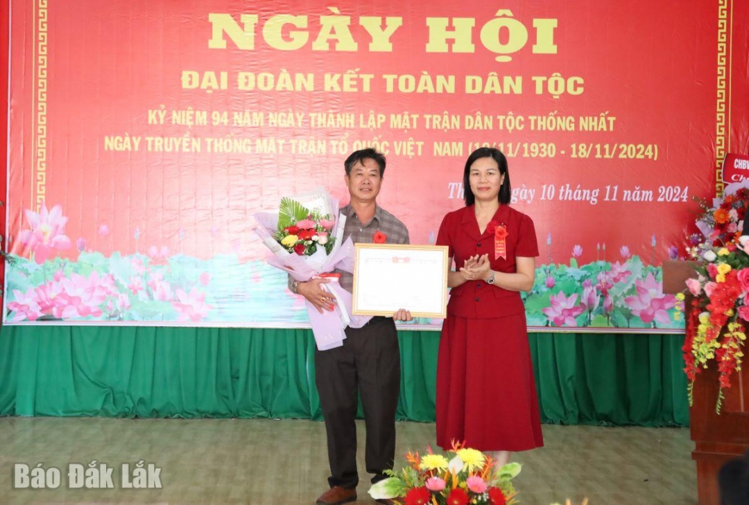 Lãnh đạo Ủy ban MTTQ Việt Nam huyện Ea Hleo tặng Giấy khen cho hộ gia đình.