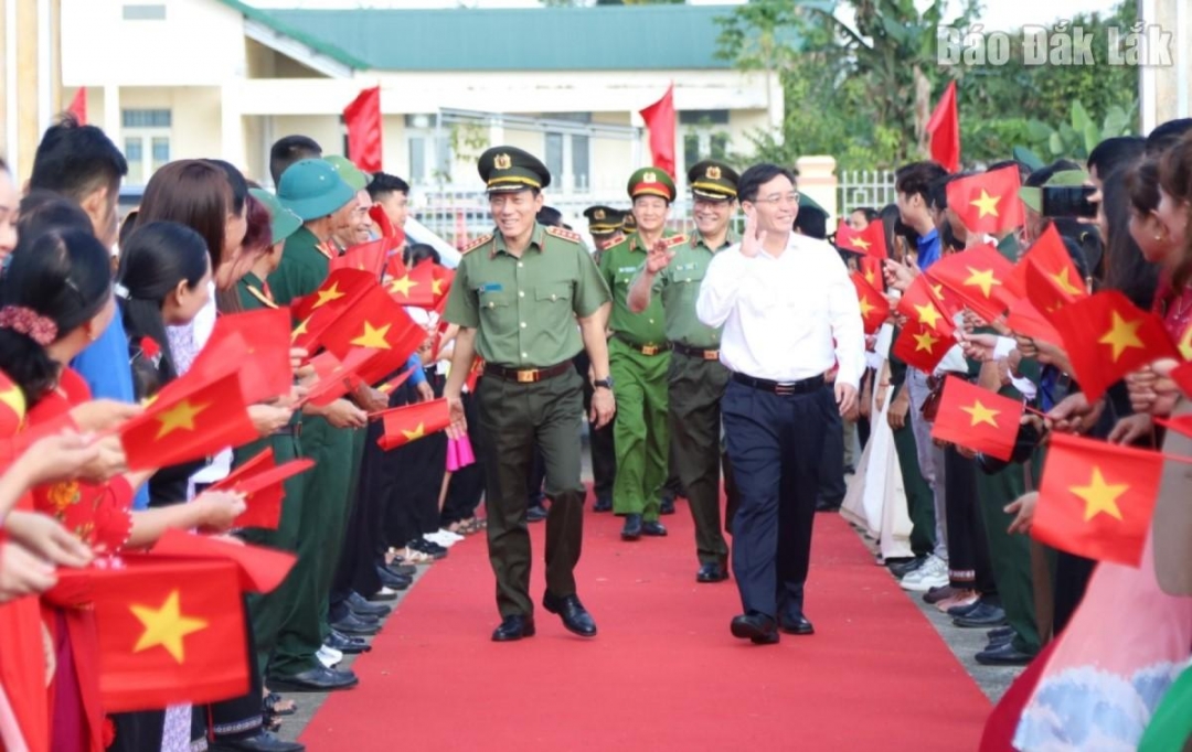 Đại tướng Lương Tam Quang, Ủy viên Bộ Chính trị, Bộ trưởng Bộ Công An và Bí thư Tỉnh ủy Nguyễn Đình Trung tham dự Ngày hội Đại đoàn kết toàn dân tộc tại Ea Ktur (Cư Kuin). Ảnh: Lê Thành