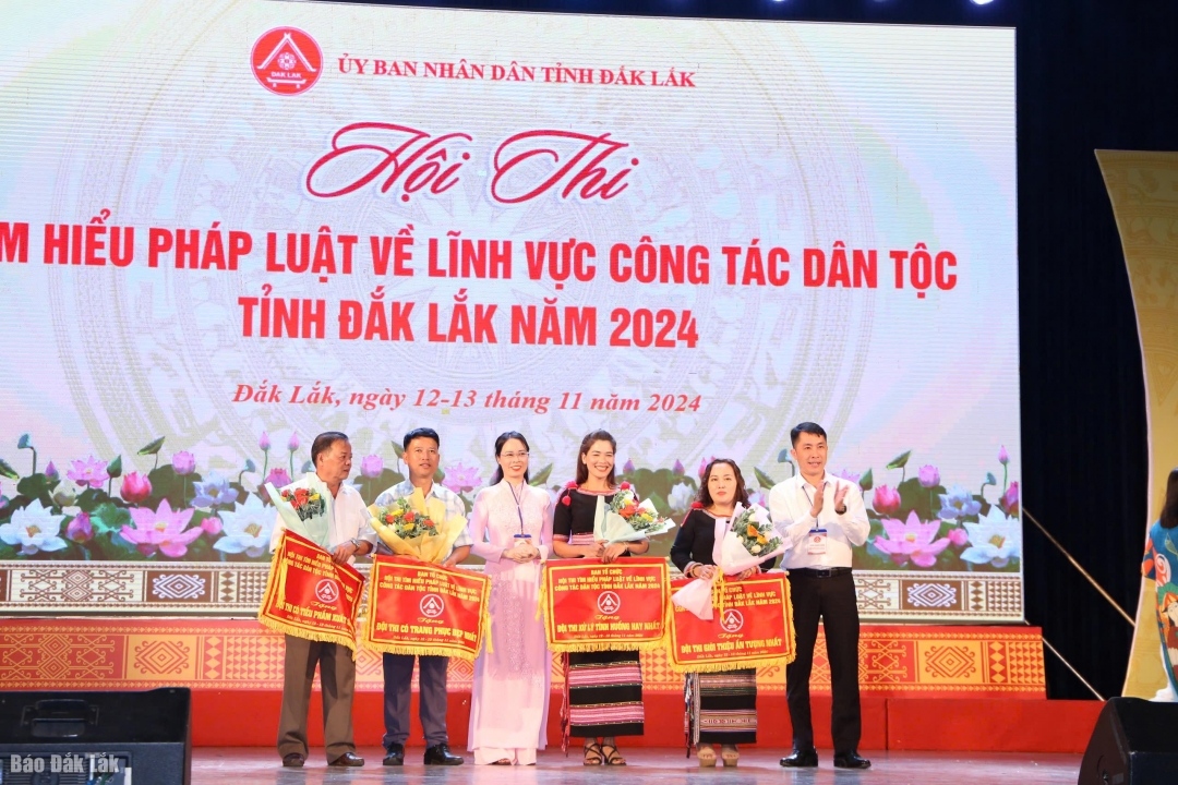 Ban tổ chức trao các giải phụ cho các đội xuất sắc trong từng nội dung hội thi.