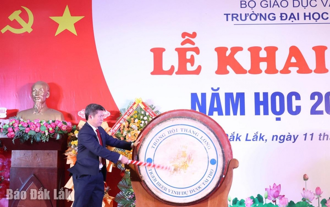 Tiến sĩ Nguyễn Thanh Trúc, Hiệu trưởng Trường Đại học Tây Nguyên đánh trống khai giảng năm học 2024 - 2025.