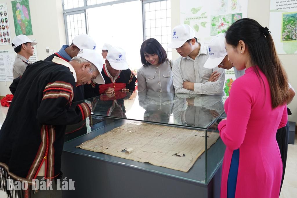 Không gian trưng bày Khu văn hóa buôn Kli A thu hút đông đảo cán bộ, nhân dân đến tham quan