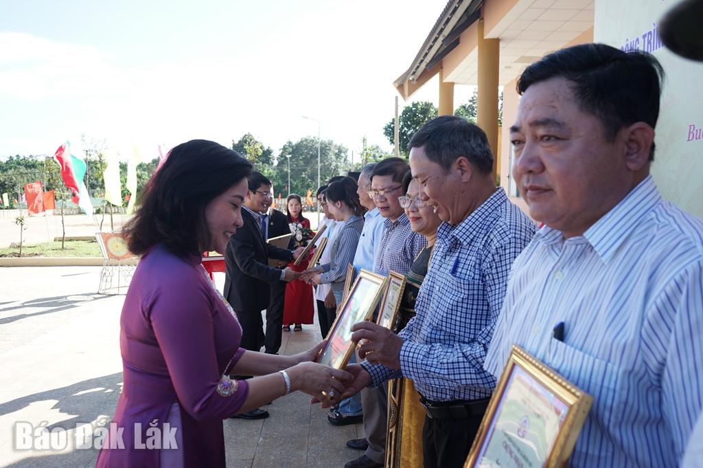 Lãnh đạo thị xã Buôn Hồ trao Giấy chứng nhận cho các tập thể, cá nhân hiến tặng hiện vật đợt 3, năm 2024