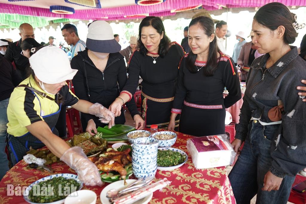 Đồng chí H’Lim Niê giao lưu cùng bà con nhân dân tỏng phần nấu ăn