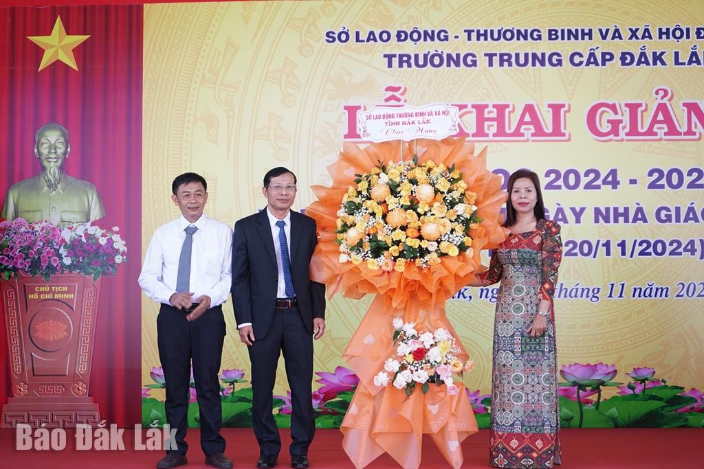 Đại diện lãnh đạo Sở Lao động - Thương binh và Xã hội tặng hoa chúc mừng nhà trường