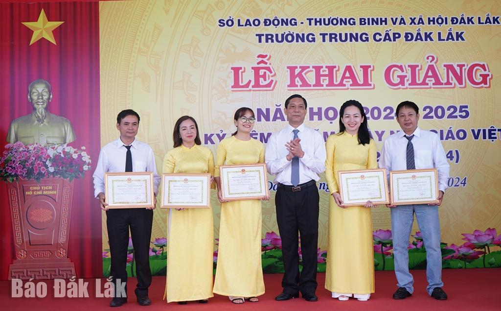 Phó Giám đốc Sở Lao động - Thương binh và Xã hội Nguyễn QUang Thuân trao giấy khen cho các tập thể