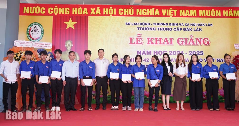 Đại diện các đơn vị, doanh nghiệp trao học bổng cho học sinh, sinh viên nhà trường