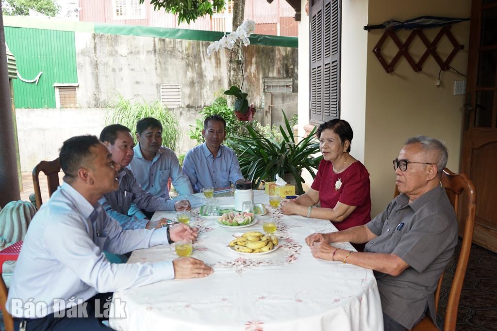 Đoàn công tácđến thăm và tặng quà gia đình đồng chí Y Ngông Niê Kdăm