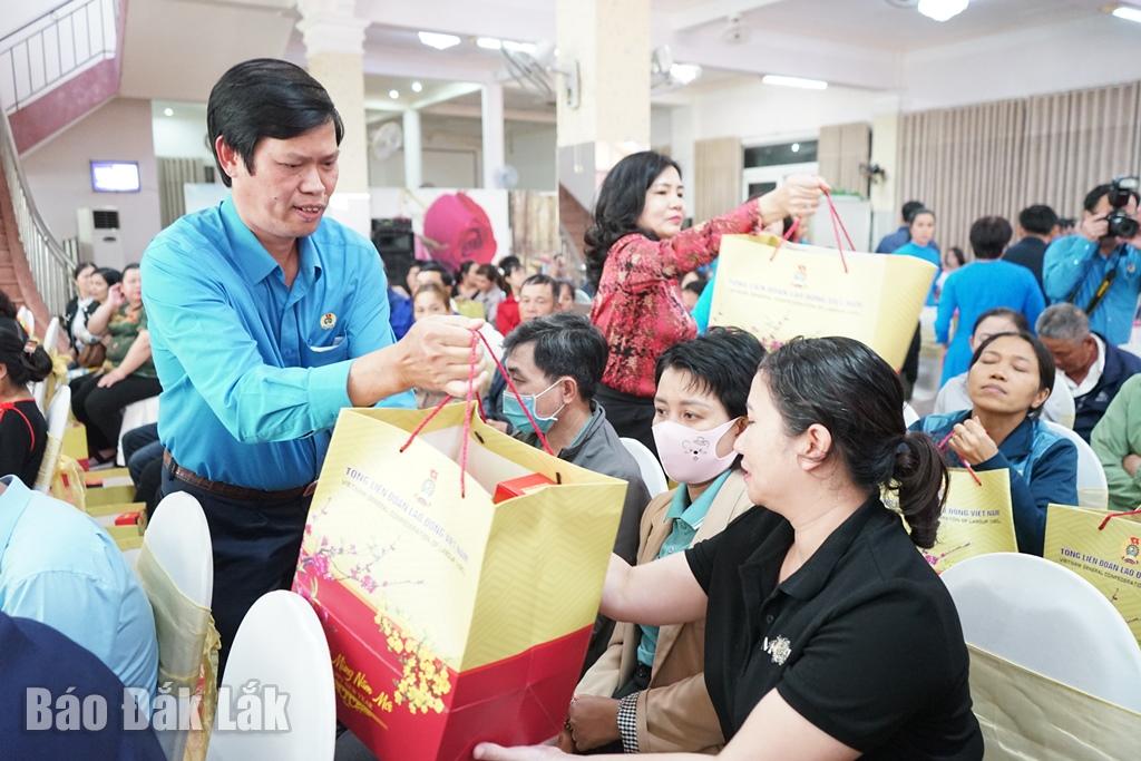 Chủ tịch Liên Đoàn Lao động tỉnh Lê Văn Thành trao quà tặng công nhân, lao động nhân dịp Xuân Giáp Thìn 2024. (Ảnh minh họa)