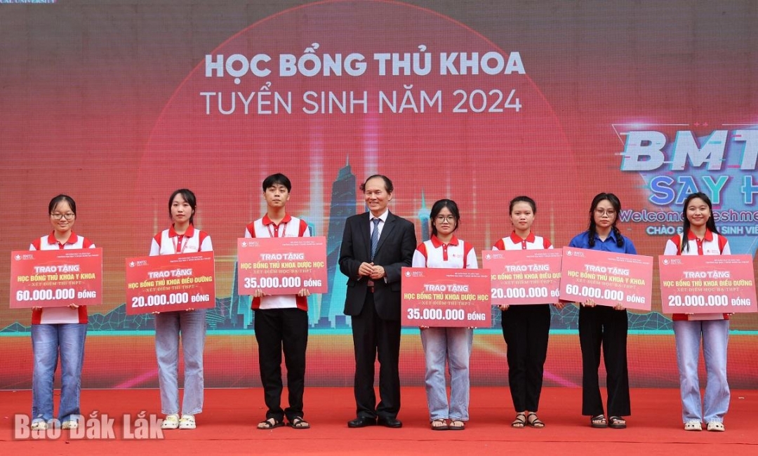 Lãnh đạo Trường Đại học Y Dược Buôn Ma Thuột trao học bổng thủ khoa đầu vào năm 2024 cho tân sinh viên của trường. 