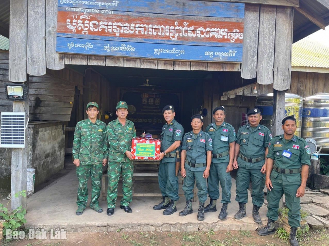 Đại diện Đồn Biên phòng Sê Rê Pốk tặng quà chúc mừng lực lượng bảo vệ biên giới thuộc Ty Công an tỉnh Mondulkiri, Campuchia. 