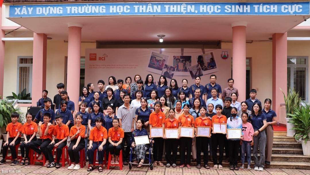 Học sinh, phụ huynh chụp hình lưu niệm tại hội trại. 