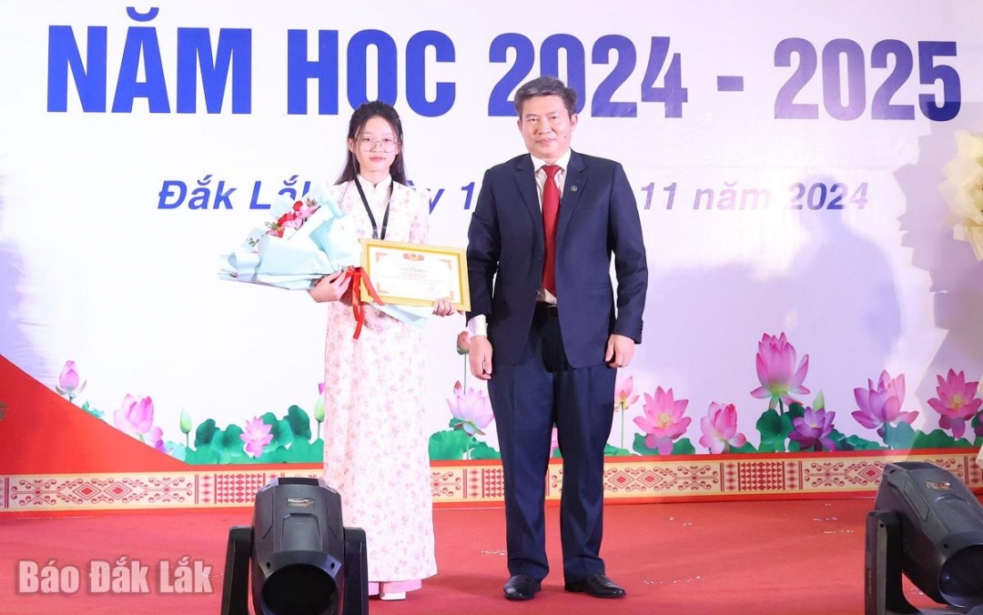 Tiến sĩ Nguyễn Thanh Trúc, Hiệu trưởng Trường Đại học Tây Nguyêntrao Giấy khen tặng em Phạm Thị Phượng (khoa Sư phạm) đạt thủ khoa năm học 2024 – 2025