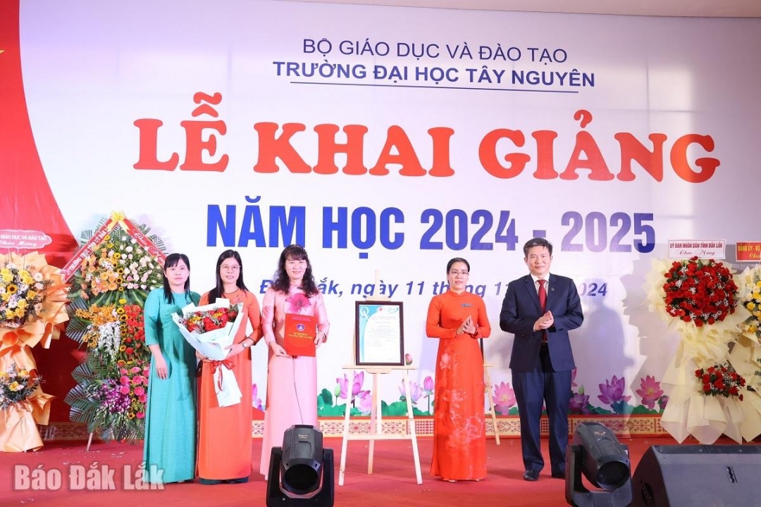 Lãnh đạo Trường Đại học Tây Nguyên trao chứng nhận chương trình đạt chuẩn quốc tế AUN-QA (mạng lưới bảo đảm chất lượng các trường đại học Đông Nam Á) cho ngành Kinh tế