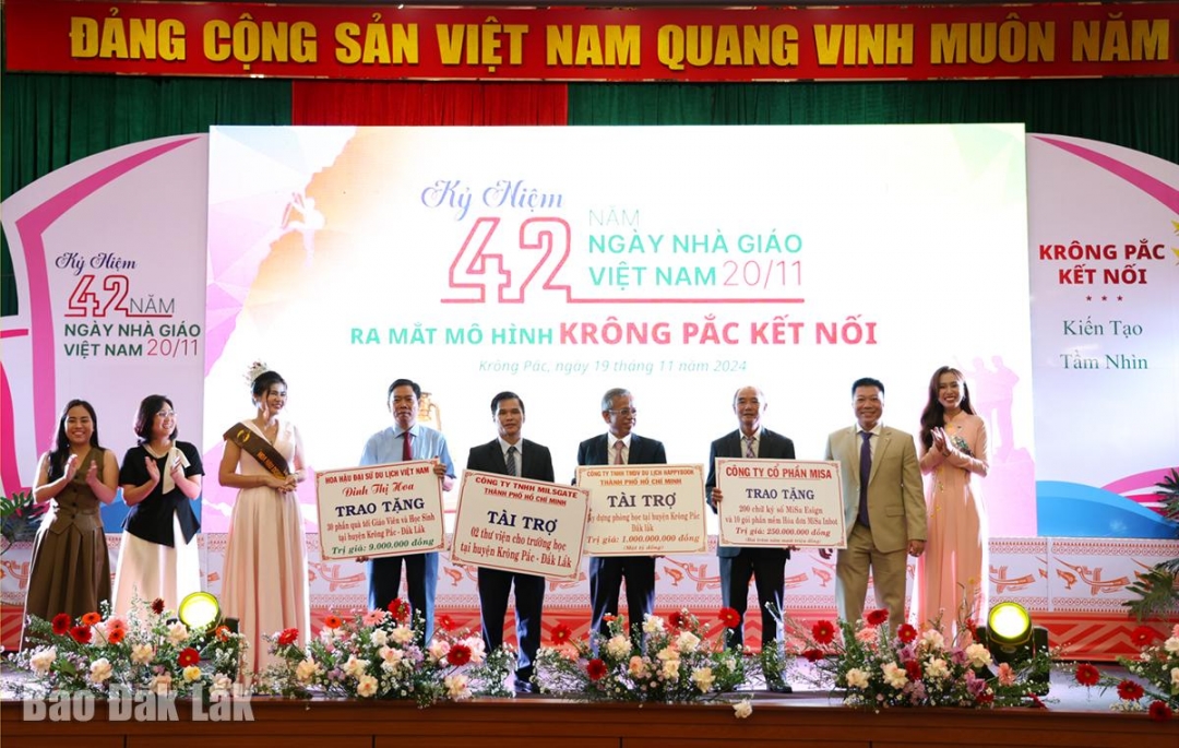 Đại diện các doanh nghiệp, cá nhân trao bảng tượng trưng hỗ trợ các công trình, phần việc ý nghĩa cho ngành giáo dục huyện Krông Pắc.