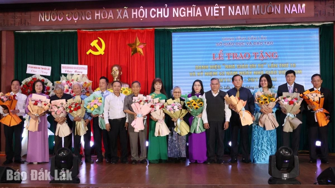 lãnh đạo Sở GD-ĐT và lãnh đạo Công đoàn ngành GD-ĐT các giai đoạn.