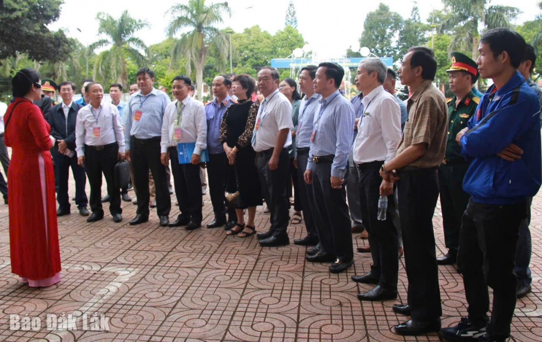 Đại diện các cơ quan, ban ngành tỉnh, huyện  và đông đảo người dân trên địa bàn huyện Krông Năng tham quan Triển lãm