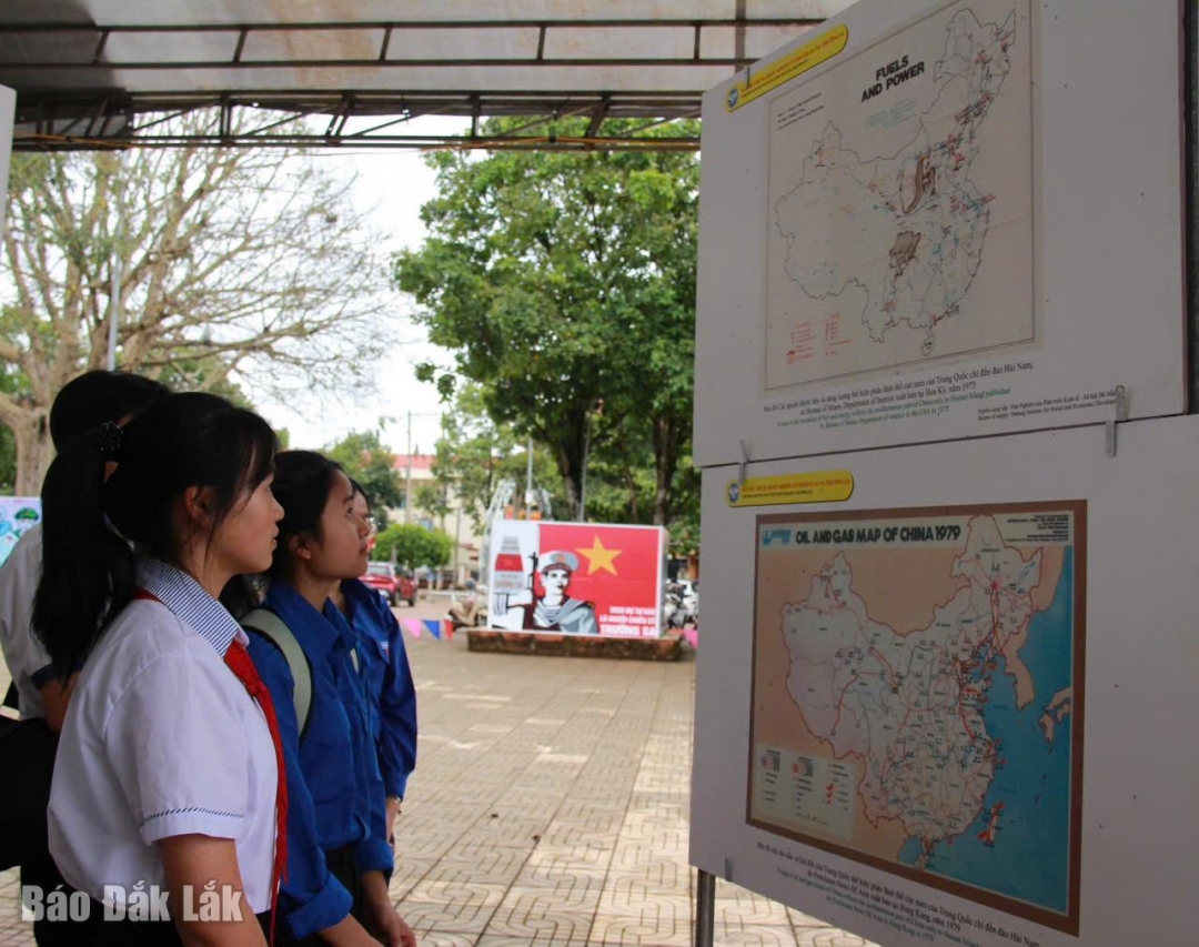 Các em học sinh trên địa bàn huyện Krông Năng tham quan Triển lãm 