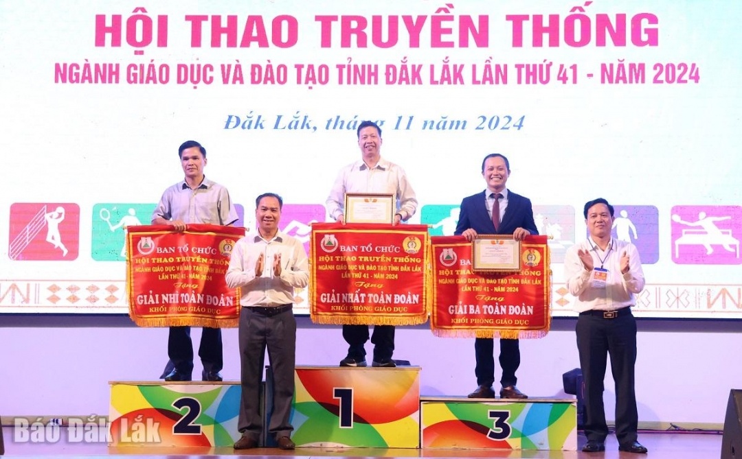 Ban tổ chức trao giải toàn đoàn cho các đơn vị khối phòng giáo dục và đào tạo. 