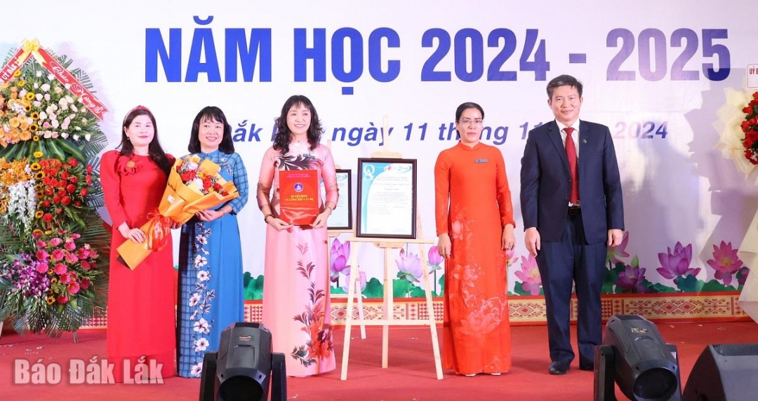 Lãnh đạo Trường Đại học Tây Nguyên trao