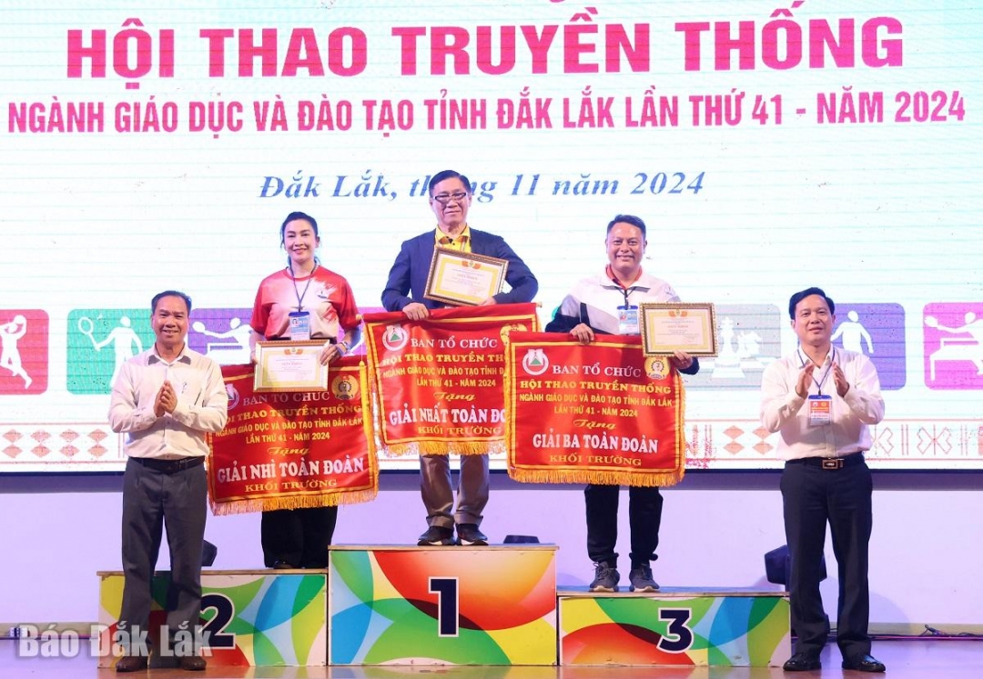 Ban tổ chức trao giải toàn đoàn cho các trường học.