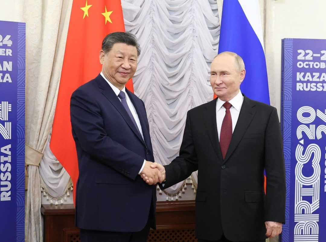 Tổng thống Nga Vladimir Putin (phải) và Chủ tịch Trung Quốc Tập Cận Bình tại cuộc gặp bên lề Hội nghị thượng đỉnh BRICS ở thành phố Kazan ngày 22/10/2024. Ảnh: THX/TTXVN