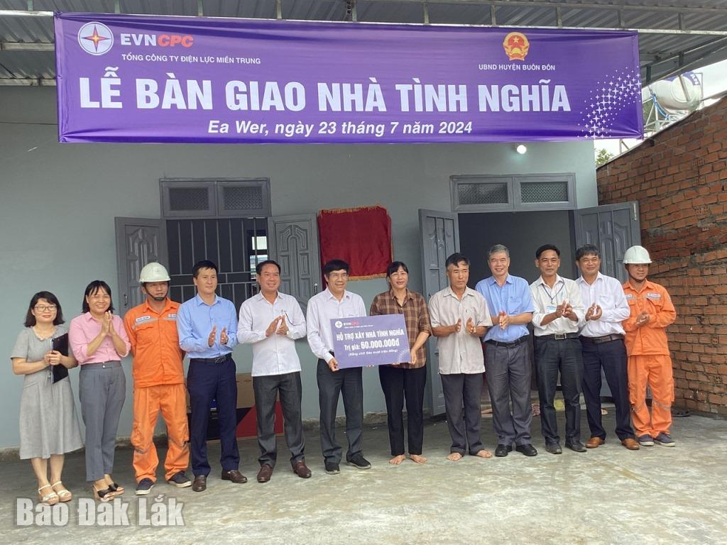 Sở Lao động - Thương binh và Xã hội phối hợp với đơn vị tài trợ bàn giao nhà tình nghĩa cho hộ dân trên địa bàn huyện Buôn Đôn