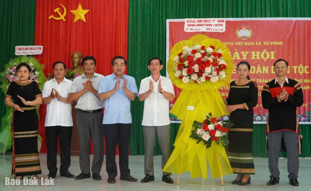 Lãnh đạo huyện Krông Búk tặng hoa chúc mừng ngày hội.