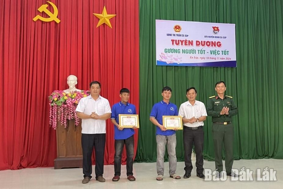 UBND thị trấn Ea Súp và Ban Thường vụ Huyện đoàn Ea Súp tuyên dương hành động đẹp của hai đoàn viên.