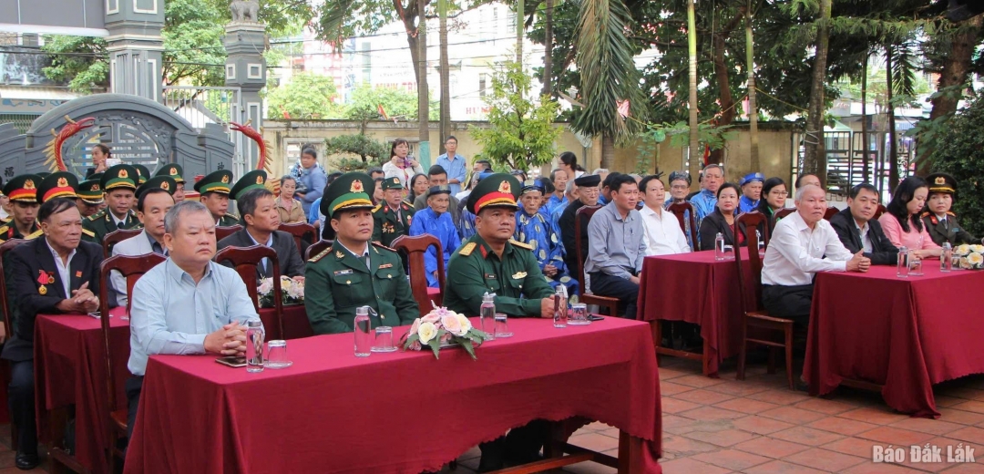 Các đại biểu dự Lễ tưởng niệm các chiến sỹ Nam tiến hy sinh và đồng bào Lạc Giao tử nạn năm 1945.