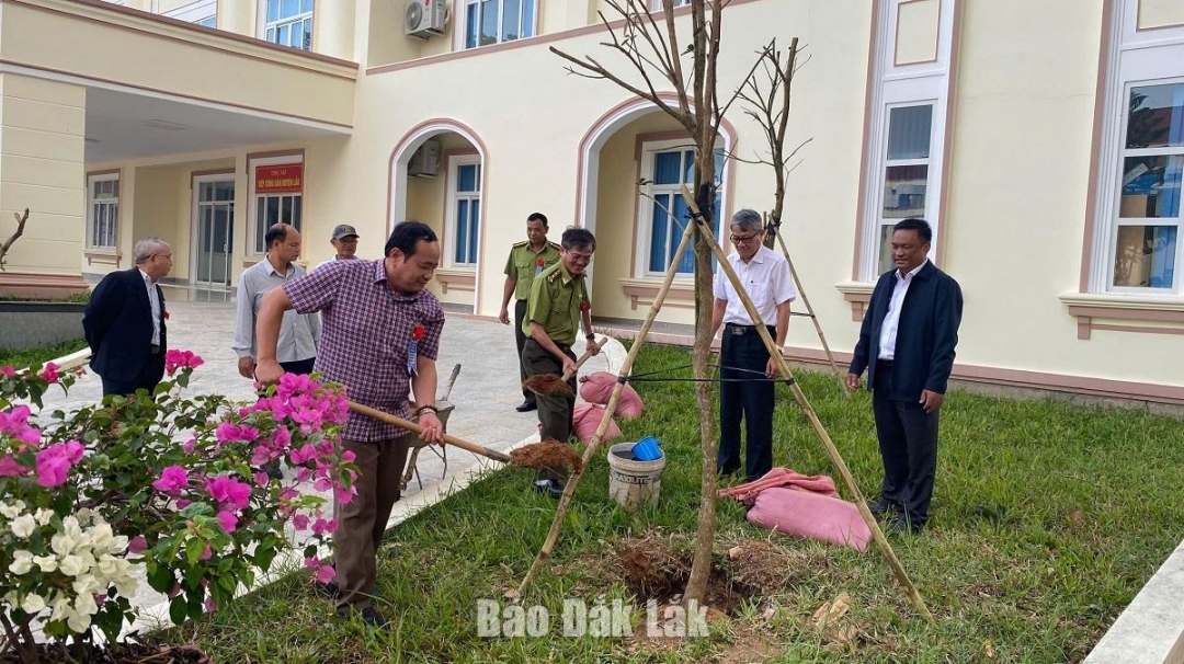 Đại biểu trồng cây xanh nhân dịp kỷ niệm 65 năm ngày ngành Lâm nghiệp Việt Nam 