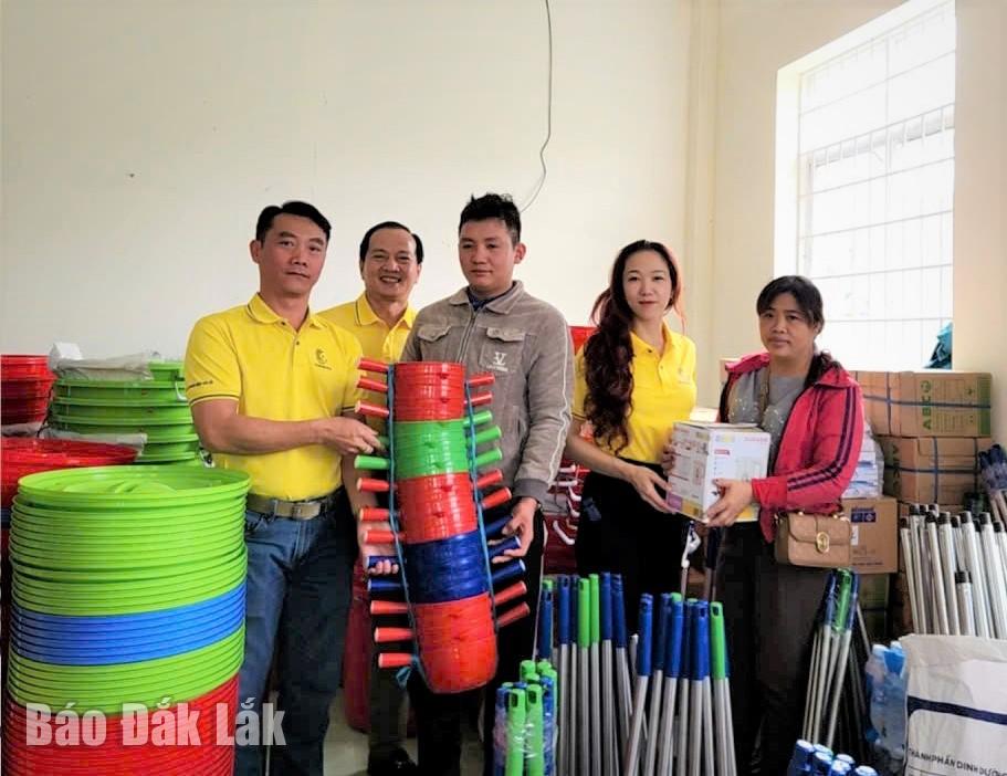 Hiệp hội Doanh nhân Đắk Lắk trao quà hỗ trợ tại xã Đức Bình.