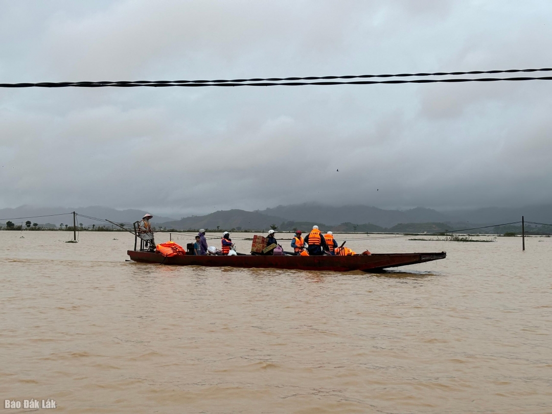 Tuyến đường ra trung tâm bị cô lập, người dân đi tàu, thuyền mua lương thực thực phẩm từ ngoài vào.