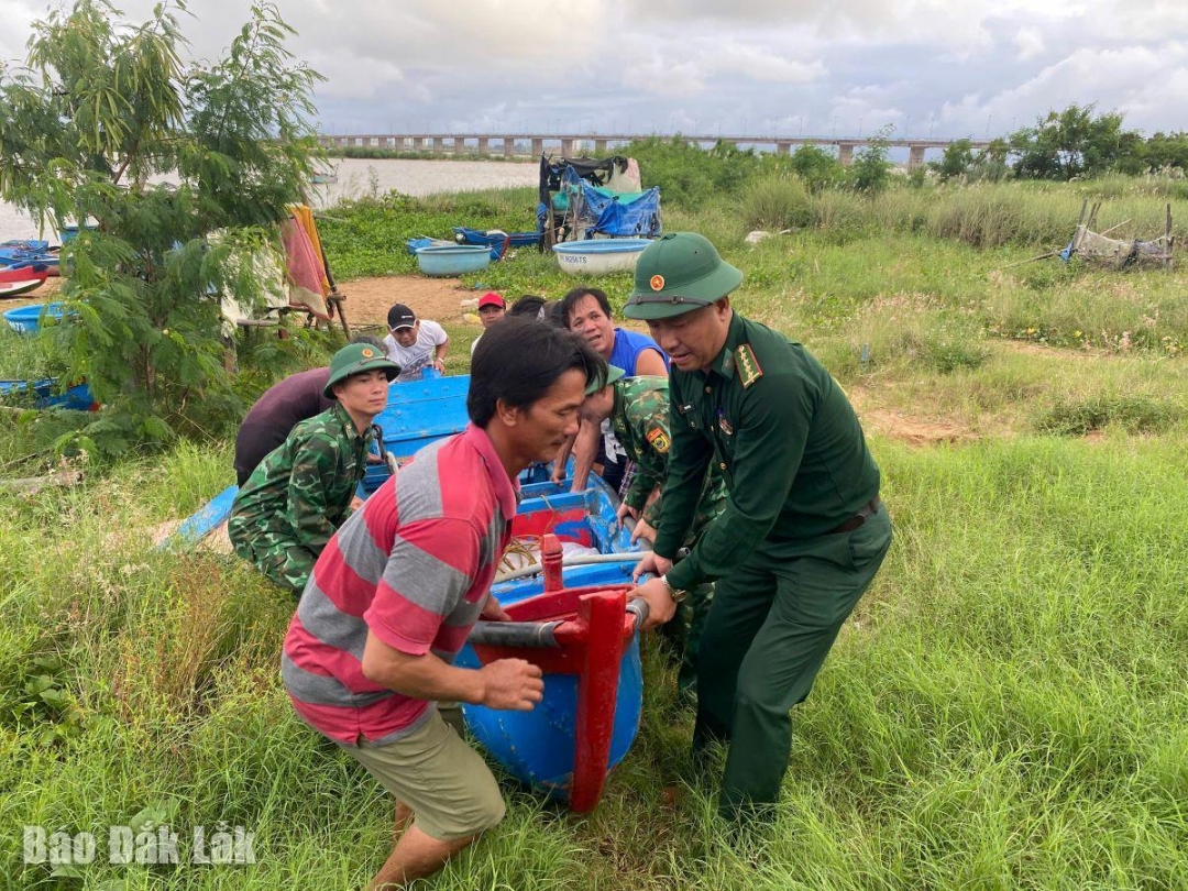 Đồn Biên phòng Tuy Hoà ( BĐBP Đắk Lắk) hỗ trợ ngư dân kéo ghe, neo đậu tàu thuyền an toàn trước bão số 13