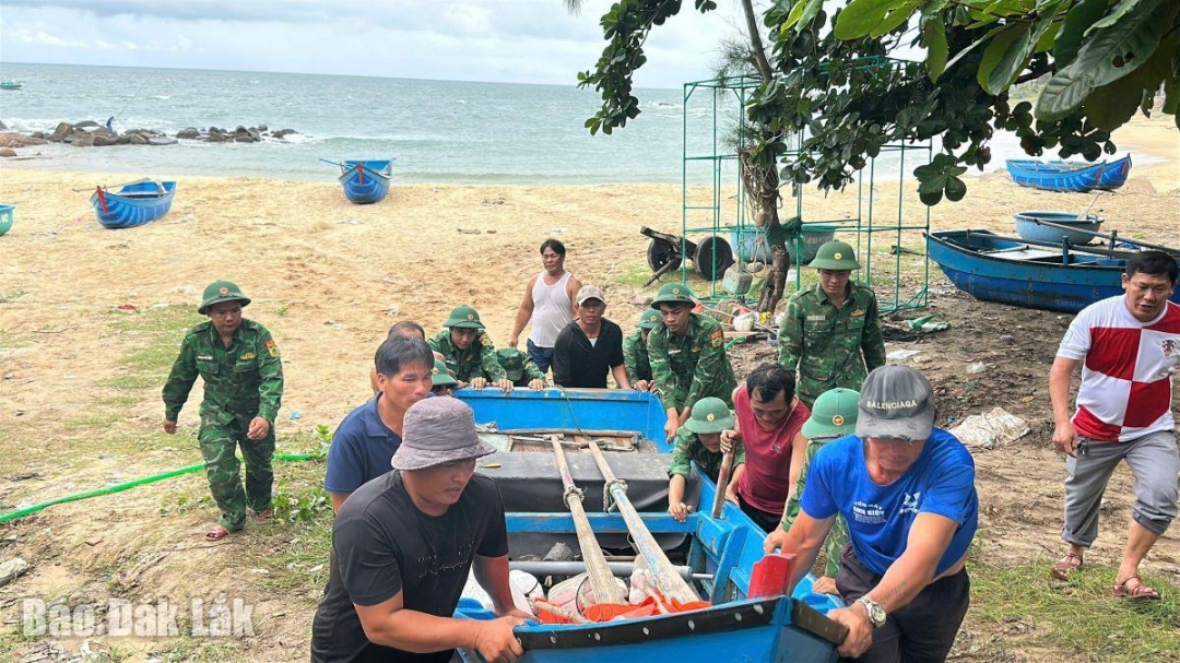 Đồn Bp An Hải cử lực lượng giúp dân phòng chống bão số 13