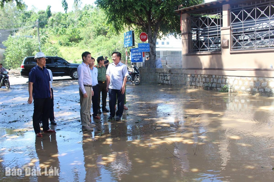 Đồng chí Tạ Anh Tuấn kiểm tra tại thôn Ngân Sơn, xã Tuy An Bắc - nơi có 150 hộ bị ảnh hưởng do nước ngập sâu. Ảnh: Võ Phê
