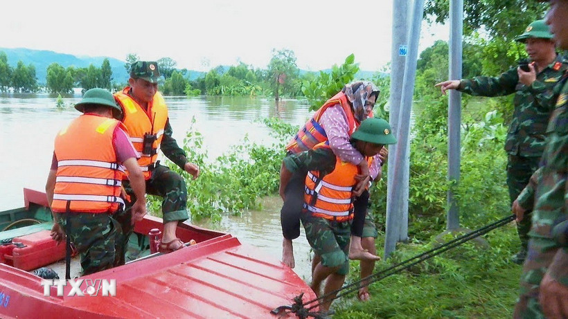 Giải cứu người dân xã Ia Tul, tỉnh Gia Lai mắc kẹt do mưa lũ. Ảnh: TTXVN