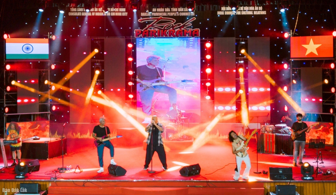 Ban nhạc Parikrama biểu diễn các tiết mục sôi động tại đêm nhạc.