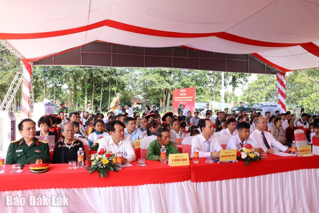 Các đại biểu tham dự lễ khởi công trường nội trú liên cấp tại xã biên giới Buôn Đôn.