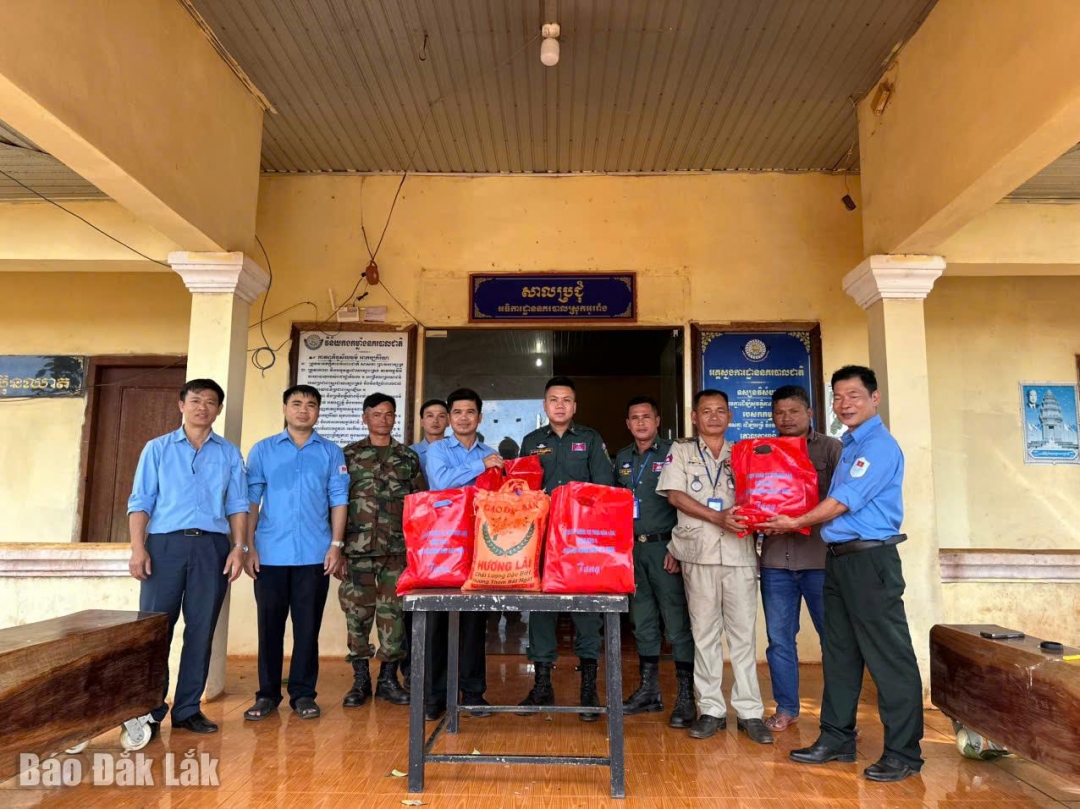 Trao quà tặng Công an huyện Ô Răng.