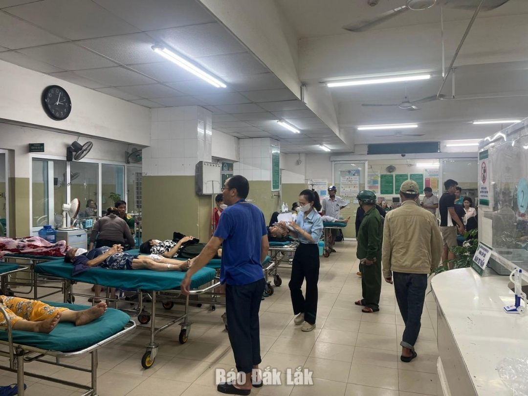 Sau mưa lũ, Bệnh viện Đa khoa Phú Yên rơi vào tình trạng quá tải, lượng bệnh nhân đến khám và điều trị tăng cao đột biến