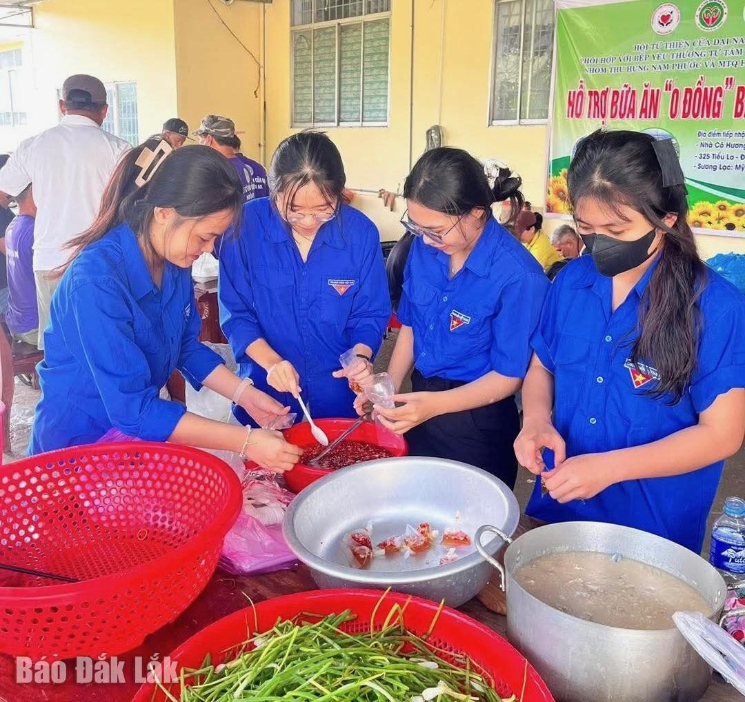 Tham gia hoạt động tại các Bếp cơm 0 đồng.