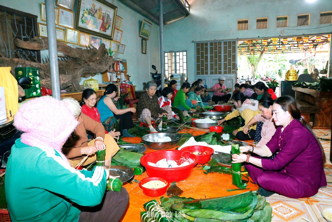 Phật từ cùng đông đảo người dân tập trung tại Chùa Huệ An gói bánh tét gửi đến bà con vùng lũ.