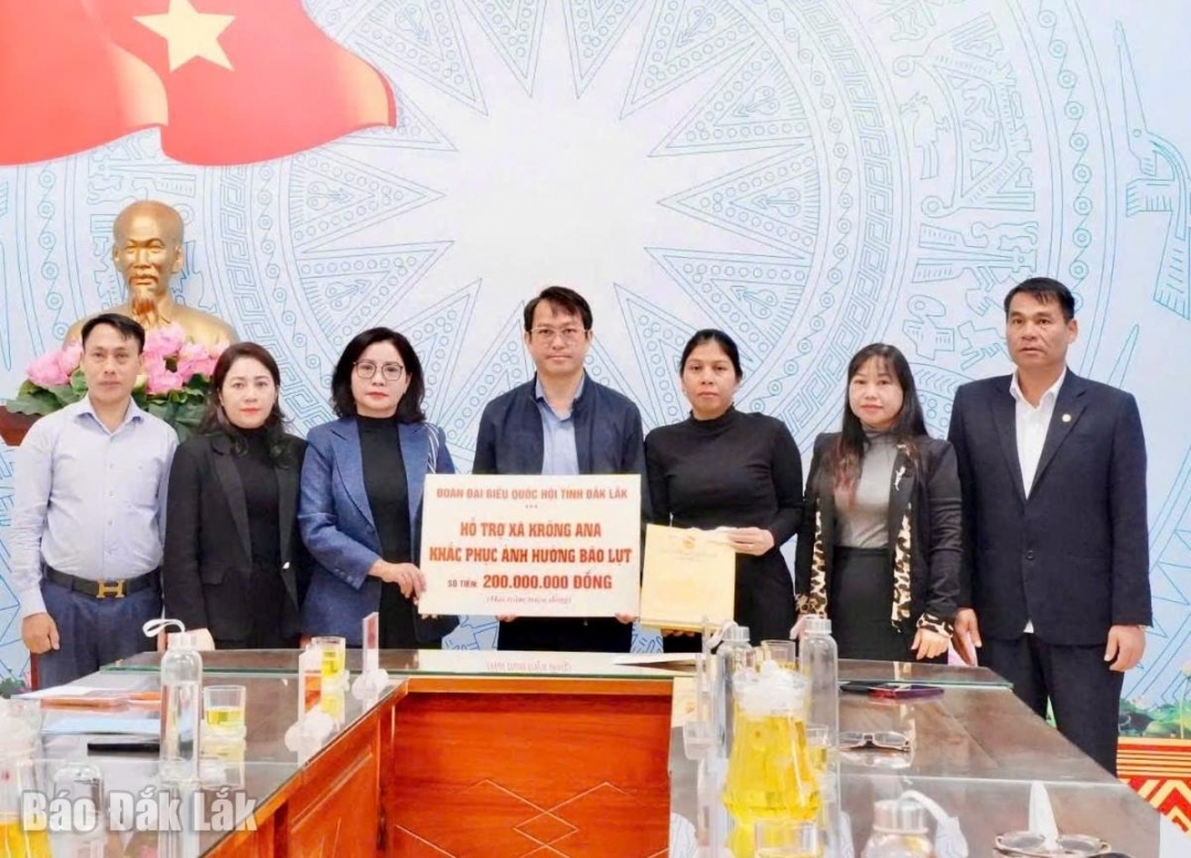 Đoàn ĐBQH tỉnh trao khi phí hỗ trợ xã Krông Ana trang bị phương tiện ứng cứu khi mưa lũ.