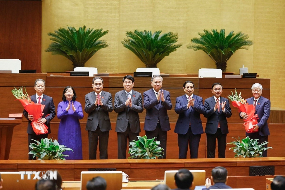 Tổng Bí thư Tô Lâm cùng các đồng chí Lãnh đạo Đảng, Nhà nước tặng hoa chúc mừng Chánh án TAND tối cao Nguyễn Văn Quảng và Phó Chủ tịch Quốc hội Đỗ Văn Chiến vừa được Quốc hội bầu. Ảnh: TTXVN