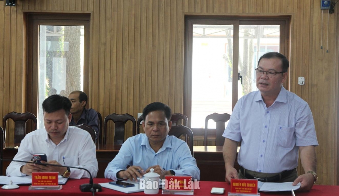 Đại diện lãnh đạo UBND xã Ea Wer nêu ý kiến tại buổi giám sát.