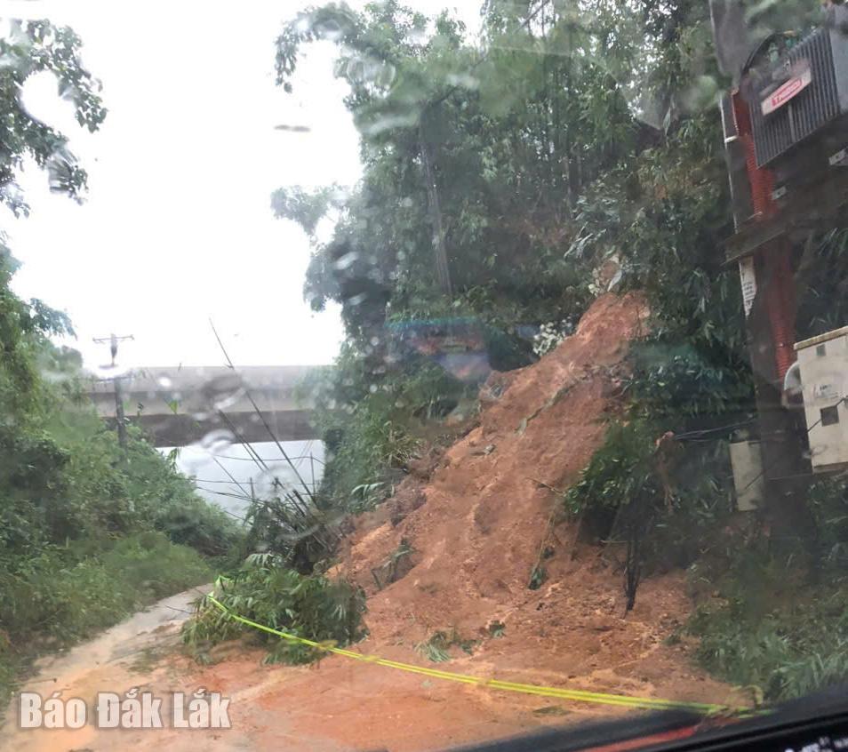 Tuyến đường liên xã bị sạc lở